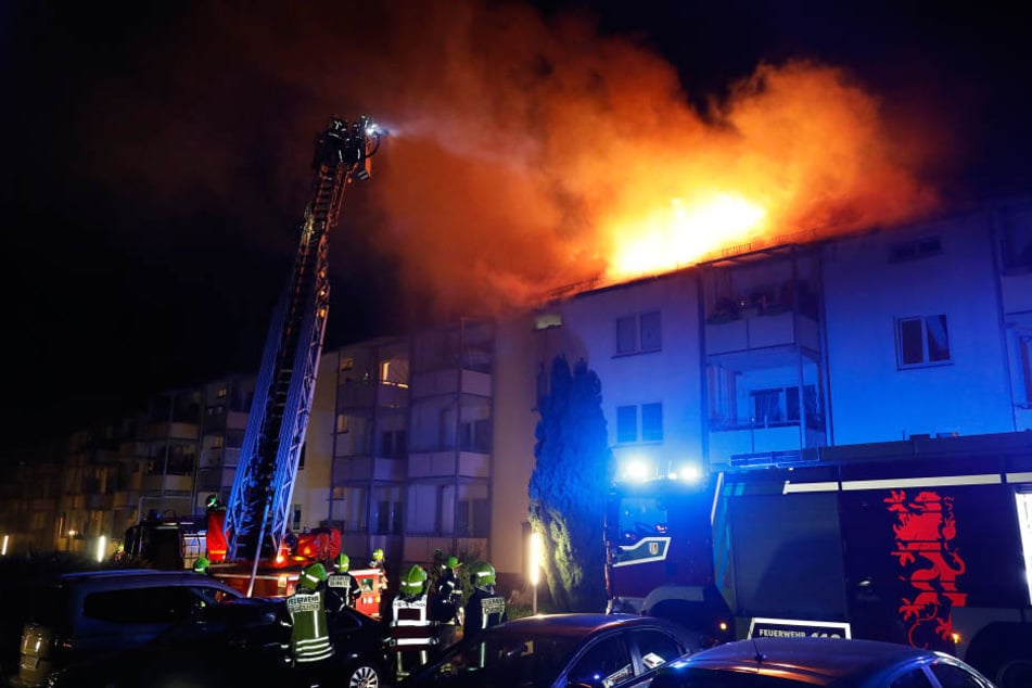 Das Feuer war gegen 23.00 Uhr im Dachgeschoss eines dreistöckigen Mehrfamilienhauses im Sachsenring ausgebrochen.