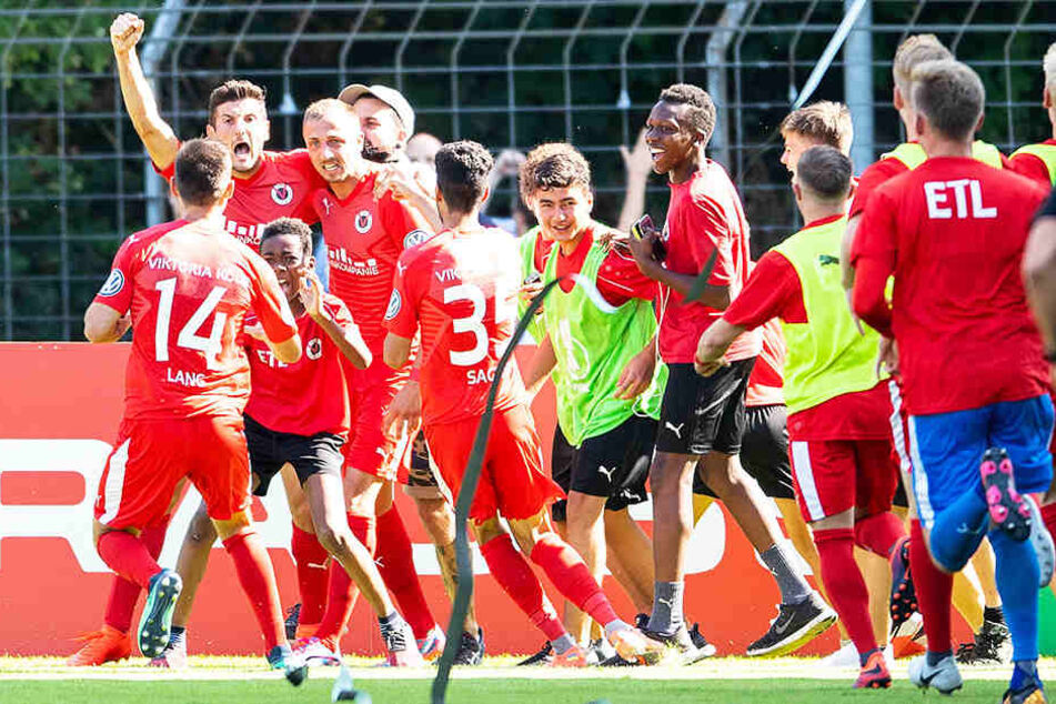 Viktoria Köln bejubelt das zwischenzeitliche 1:0 gegen RB Leipzig.