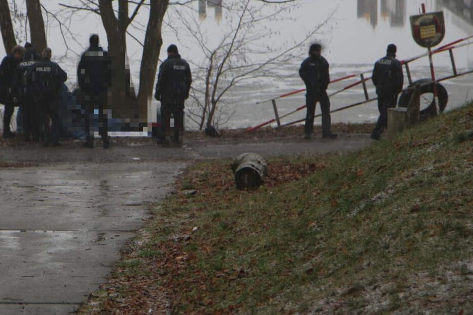 Die Kriminalpolizei untersucht den Leichnam.