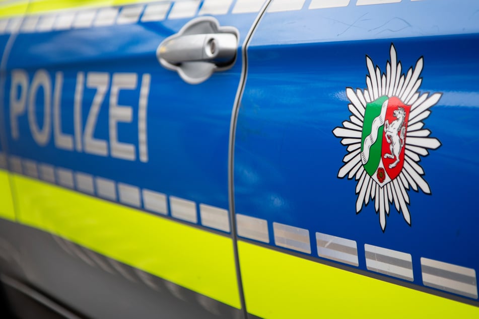 Die Polizei sperrte den Unfallort für die Dauer der Rettungsmaßnahmen für mehrere Stunden. (Symbolbild)