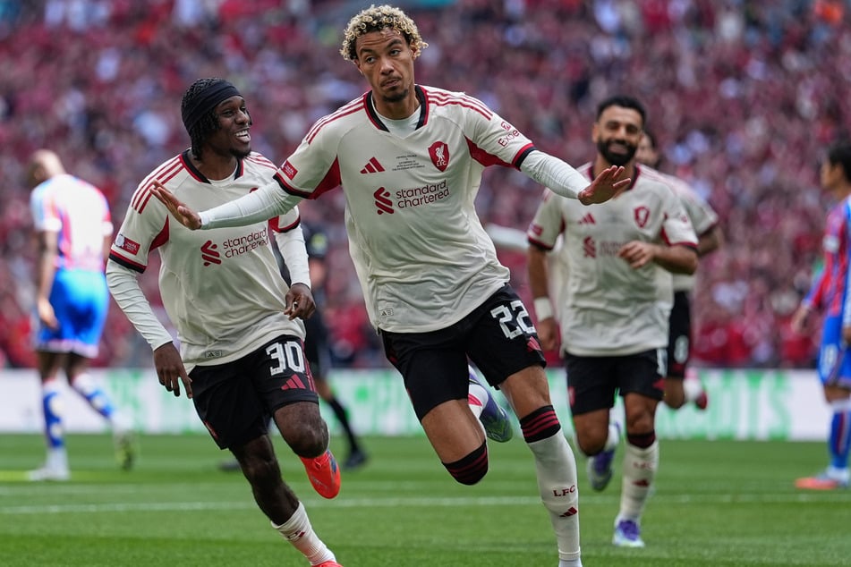 Auch bei den "Reds" trifft Hugo Ekitiké (M.) regelmäßig.