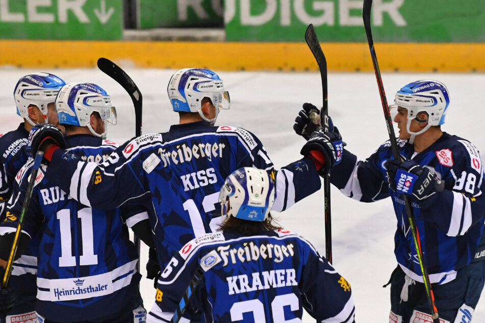 Endlich! Die Eislöwen hatten wieder Grund zum Jubeln. Hier wird das 1:0 durch Steven Rupprich gefeiert.