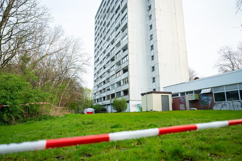 Der 15-Jährige versuchte ein Stockwerk tiefer auf den Balkon zu klettern, um vor den Angreifern zu flüchten.