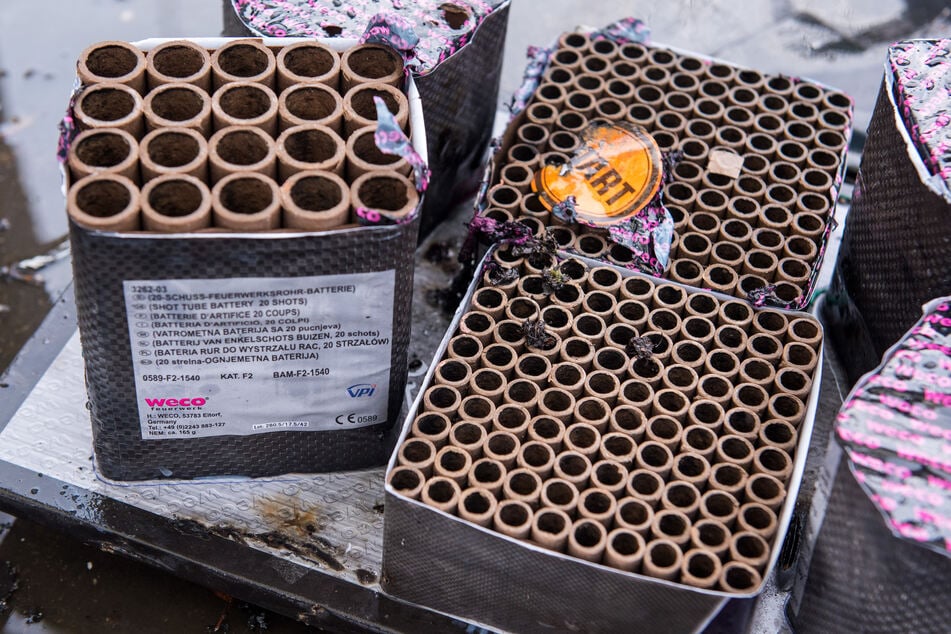 Beim Zünden einer Feuerwerks-Batterie wurde ein Mann in Oberbayern schwer verletzt. (Symbolbild)