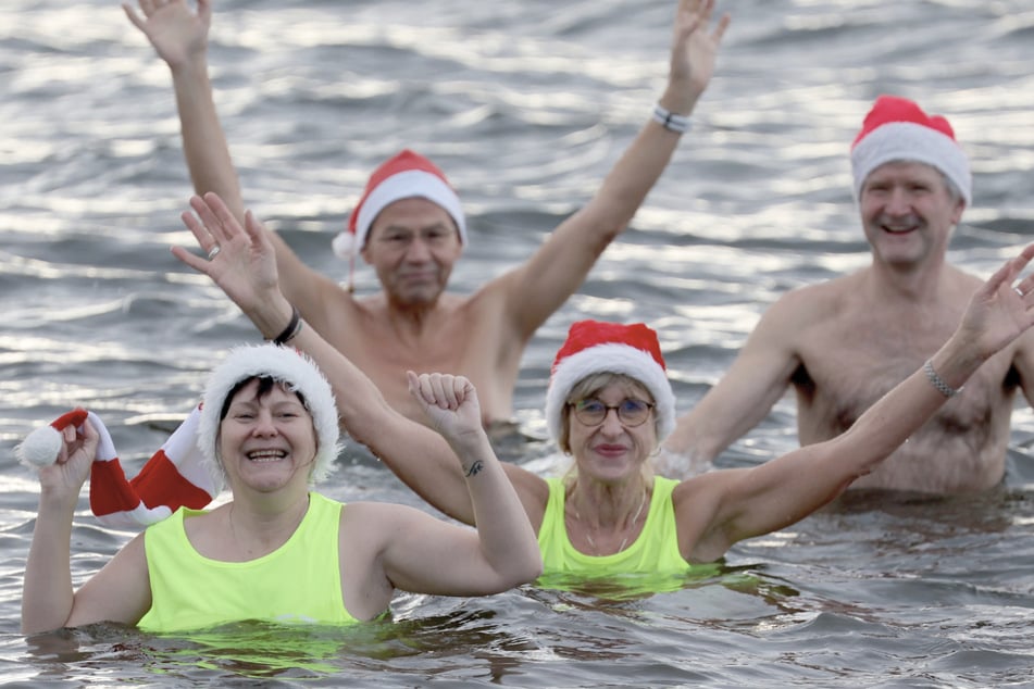 Die Mitglieder des Vereins "Pirrlliepausen" nehmen ihr traditionelles Weihnachtsbad im Senftenberger See.