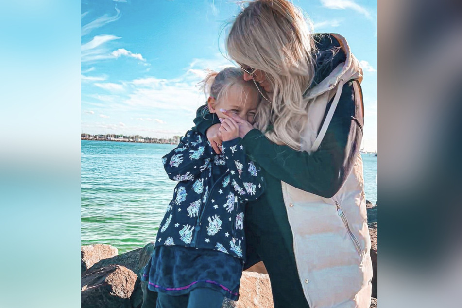 Julia Holz posiert mit ihrer siebenjährigen Tochter auf Instagram.