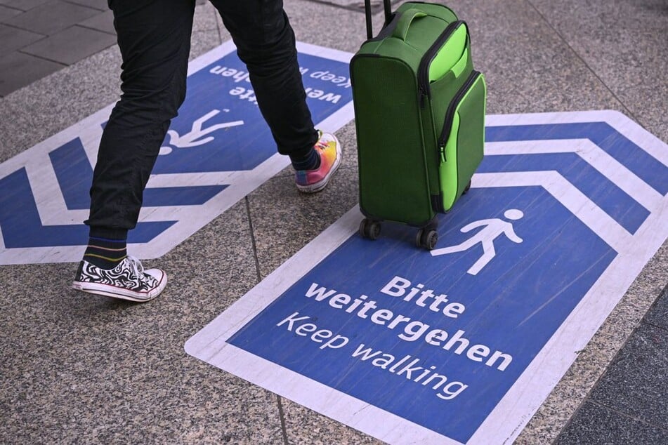 Wegweiser am Münchner Hauptbahnhof animieren zum Weitergehen.