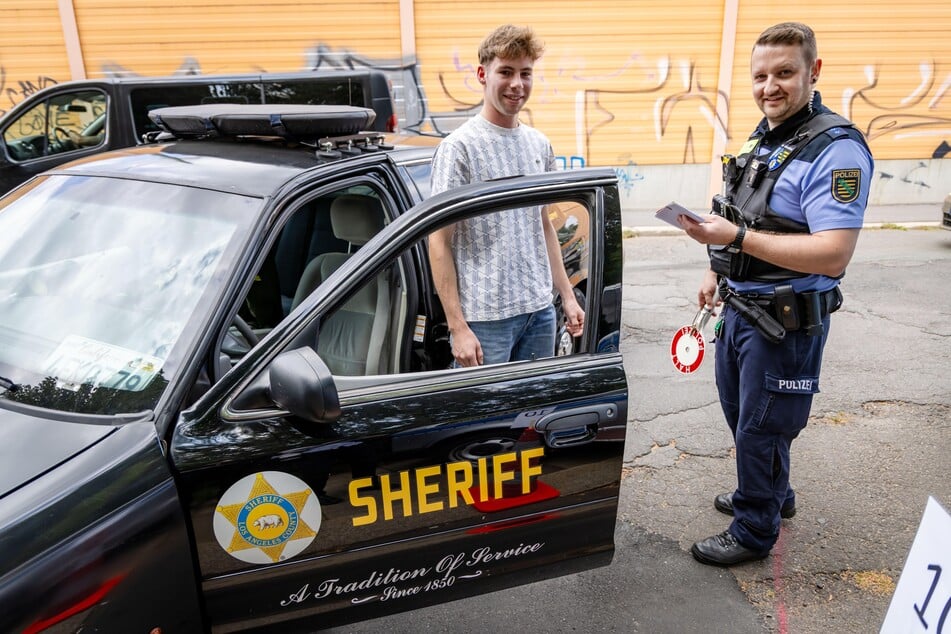 Finley Geßler (19, l.) wurde mit seinem amerikanischen Polizeiauto kontrolliert. Für Polizeiobermeister Tiedtke war alles okay.