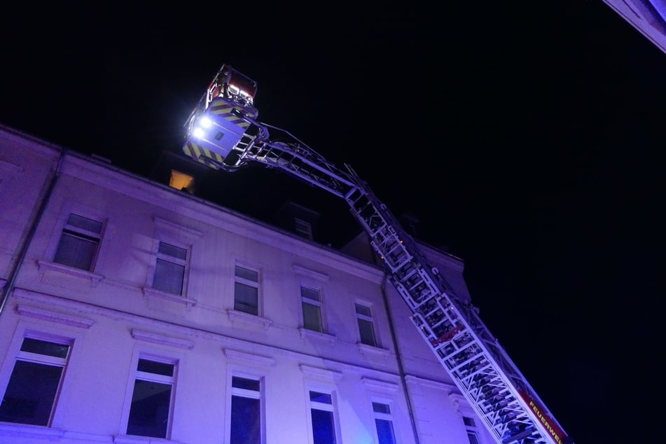 Die Feuerwehr rückte mit einer Drehleiter an.