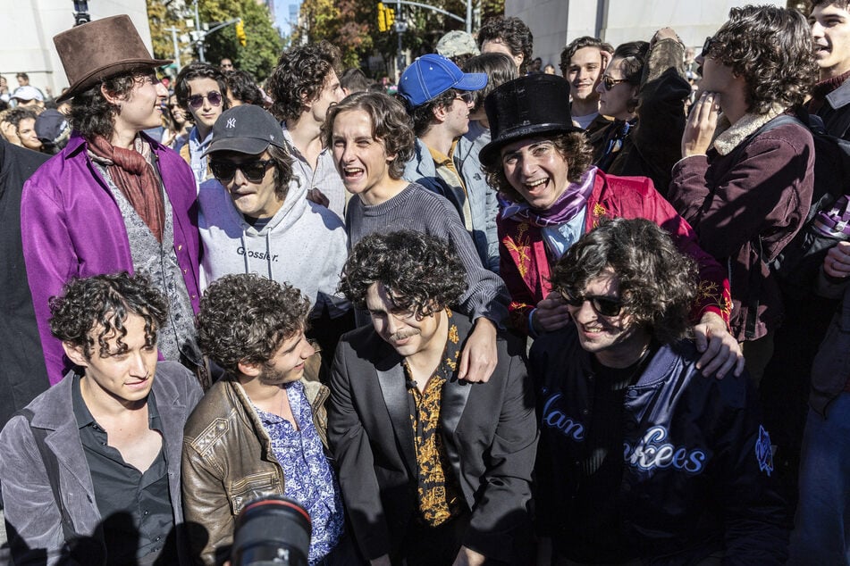 Zahlreiche Teilnehmer des Wettbewerbs versammelten in der Nähe des Washington Square Park in New York, um ihrem Idol optisch nachzueifern.