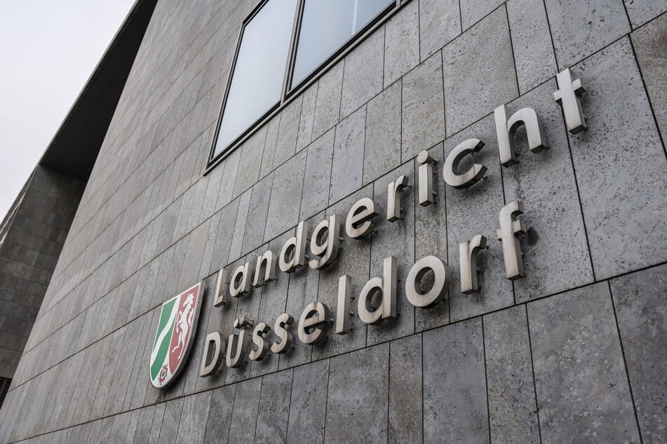 Das Landgericht Düsseldorf hat im Fall um die tödliche Beilattacke die dauerhafte Unterbringung des 44-jährigen Familienvaters in der Psychiatrie angeordnet.