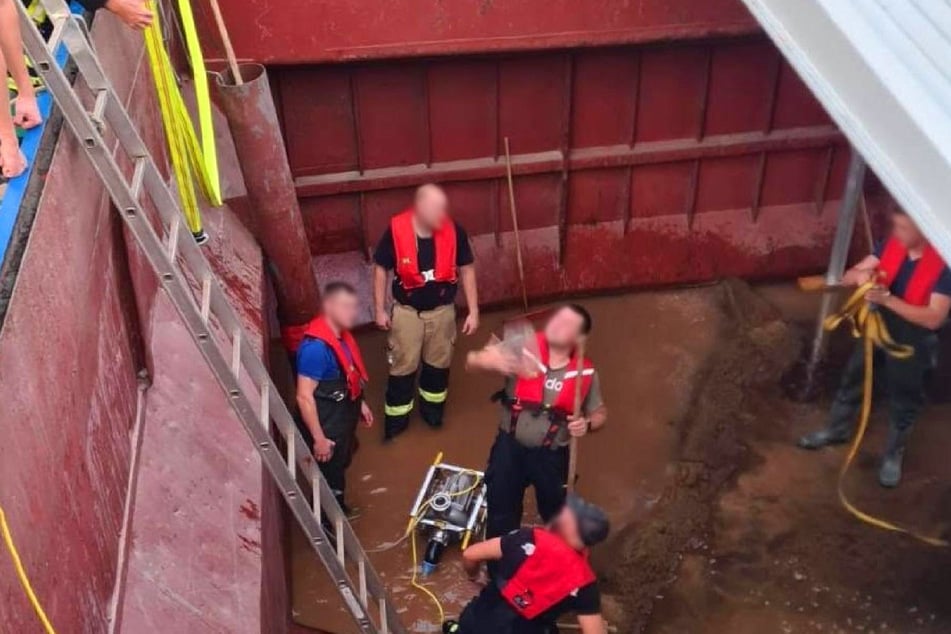 Vor der Schleuse Kachlet fuhr das Güterfrachtschiff an einer bekannten Fehlstelle auf einen Felsen auf