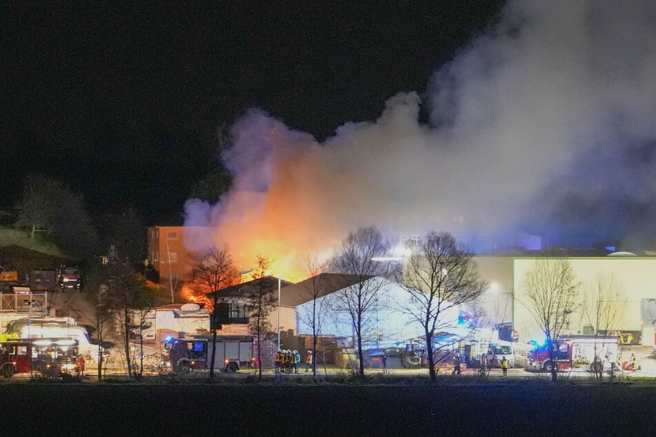 Flammen und Rauch waren schon aus der Ferne deutlich sichtbar.