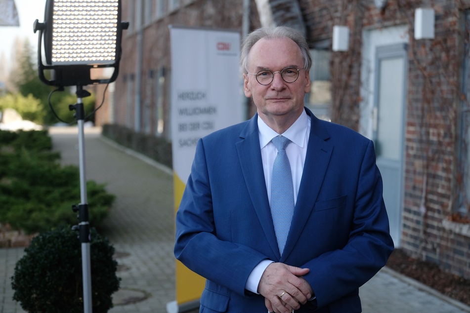 Reiner Haseloff (67, CDU), Ministerpräsident von Sachsen-Anhalt, würde sich nicht vorzeitig und öffentlichkeitswirksam impfen lassen. Politiker sollten in solch einer Situation zuletzt an sich selbst denken, sagte er.
