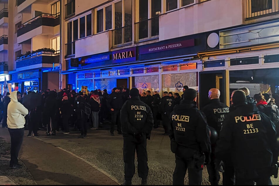 Polizeikräfte haben den Bereich um das Restaurant, in dem Sellner zu Gast gewesen ist, abgesperrt.