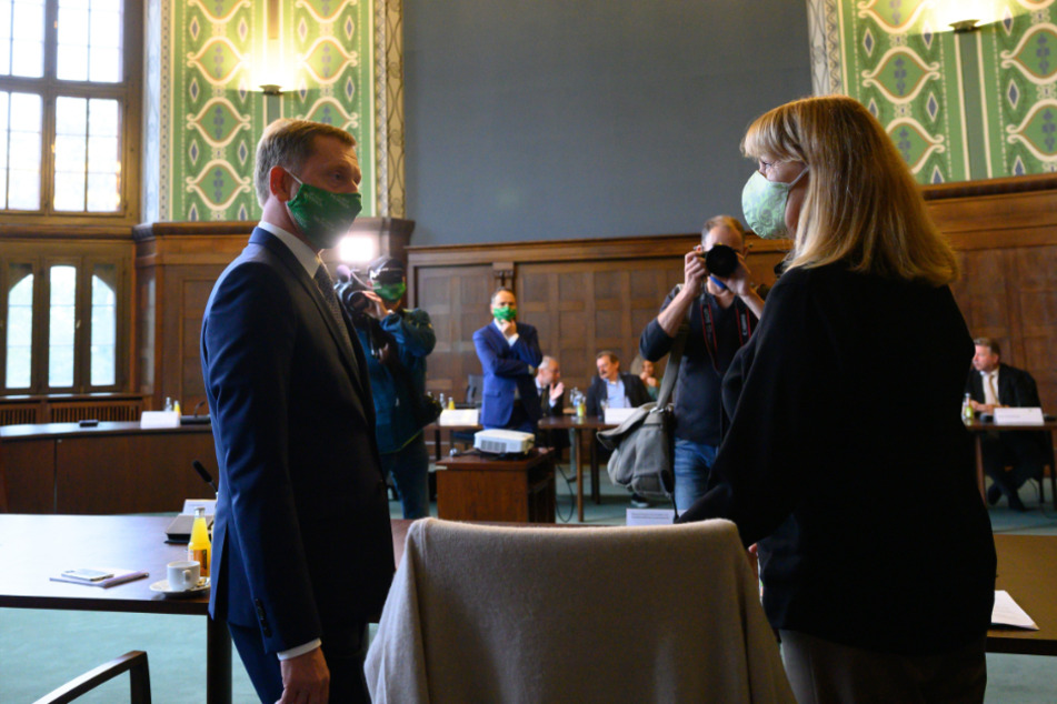 Mit Mundschutz und Abstand stehen sich der sächsische Ministerpräsident Michael Kretschmer (45, CDU) und Sozialministerin Petra Köpping (62, SPD) gegenüber.