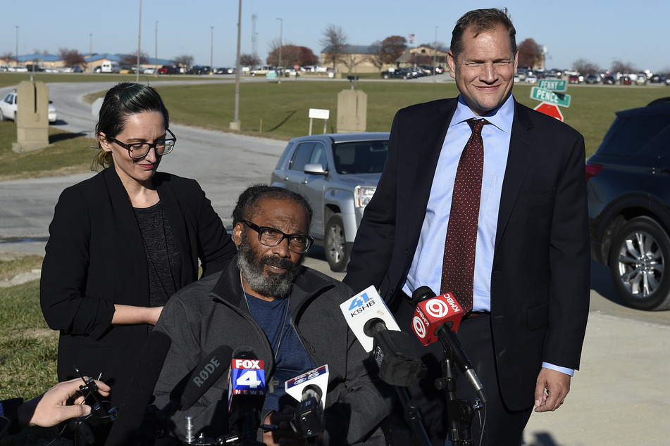Kevin Strickland (mitte, 62) spricht mit seinen Anwälten Tricia Rojo Bushnell (links) und Robert Hoffman zu den Medien nach seiner Entlassung aus dem Gefängnis. Strickland saß rund 43 Jahre lang unschuldig in den USA hinter Gittern
