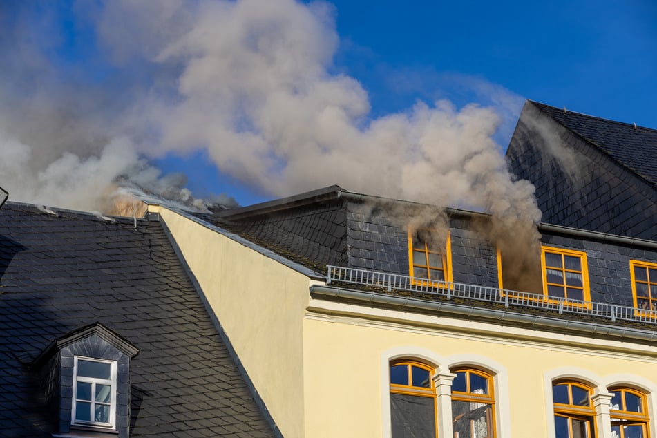 Dunkler Rauch quoll aus den Fenstern! Das Feuer zerstörte das Leben von 20 Bewohnern - sie können aktuell nicht in ihre Wohnungen zurück.