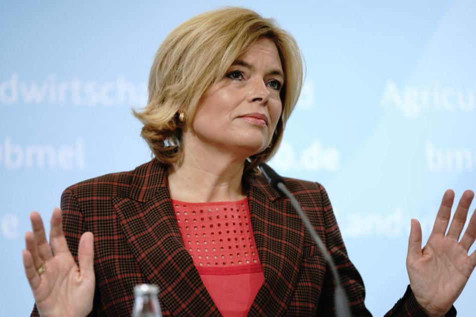 Nach der Bestätigung der Afrikanischen Schweinepest in Deutschland versucht Bundesagrarministerin Julia Klöckner (47, CDU) zu beschwichtigen und warnt vor einer voreiligen Panikmache bezüglich wirtschaftlicher Folgen.