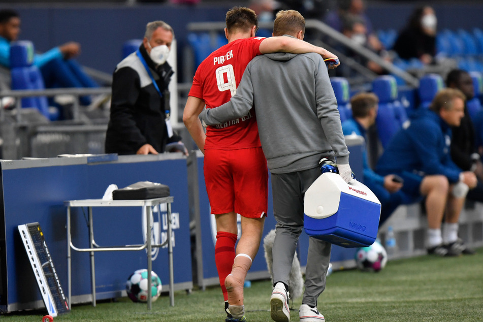 Der nächste Verletzte bei Hertha BSC: Angreifer Krzysztof Piatek wird vom Platz geführt und vergrößert damit die Stürmer-Probleme bei den Berlinern.