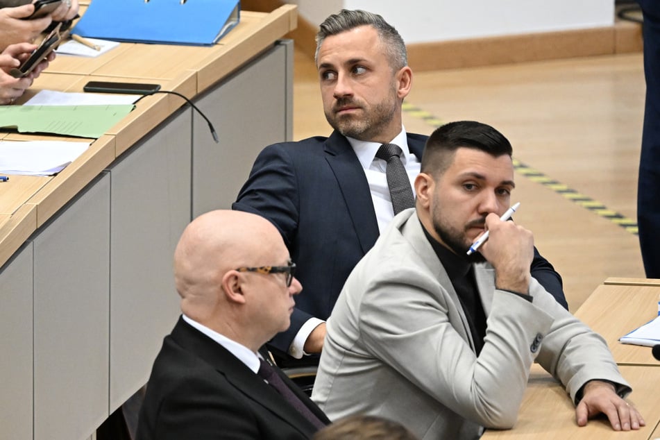 Die AfD-Landtagsabgeordneten Ulrich Siegmund (35, M.) und Tobias Rausch (35, r.) stehen im Zentrum von Vetternwirtschaft-Vorwürfen.