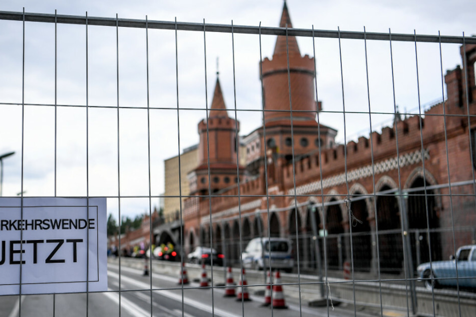 Die Frau wollte an der Oberbaumbrücke die Straße überqueren.