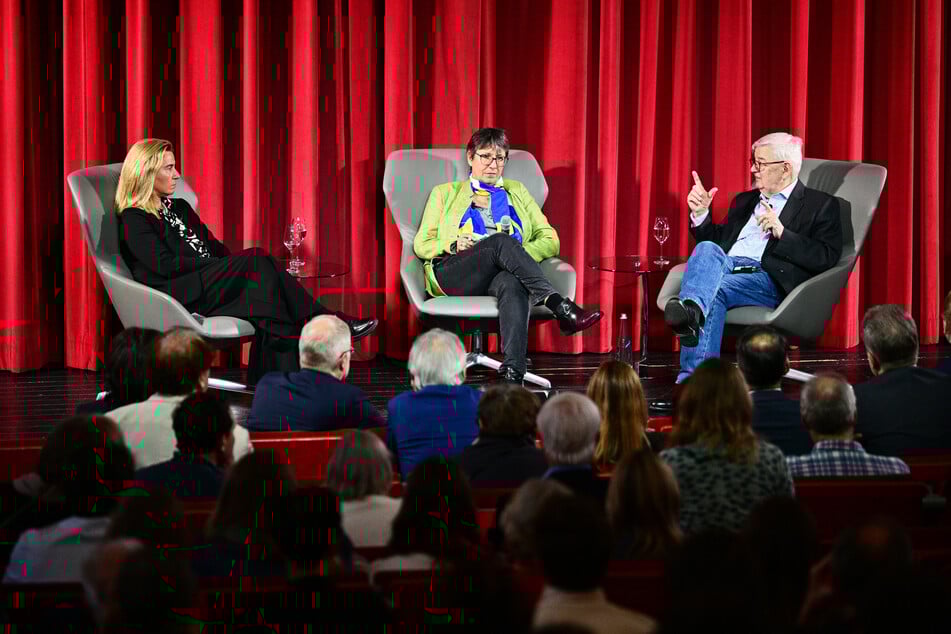 Federica Mogherini (l., 52) war zuletzt im November an der Freien Universität Berlin gemeinsam mit Tanja A. Börzel (m., 55) und dem ehemaligen Vize-Kanzler Joschka Fischer (r., 77) Teil einer Diskussionsrunde.