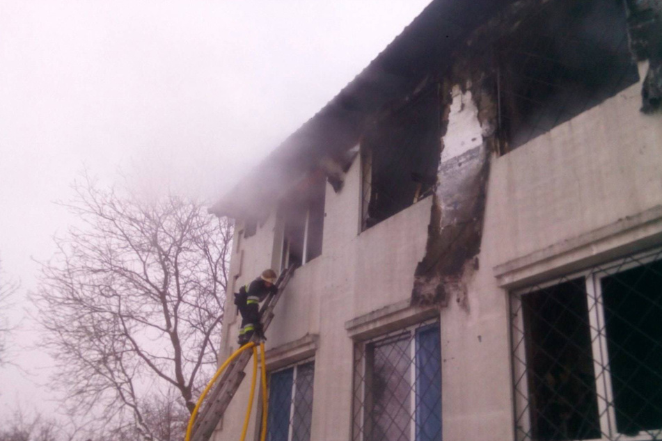 Das Feuer sei in der zweiten Etage des Wohnheimes ausgebrochen.
