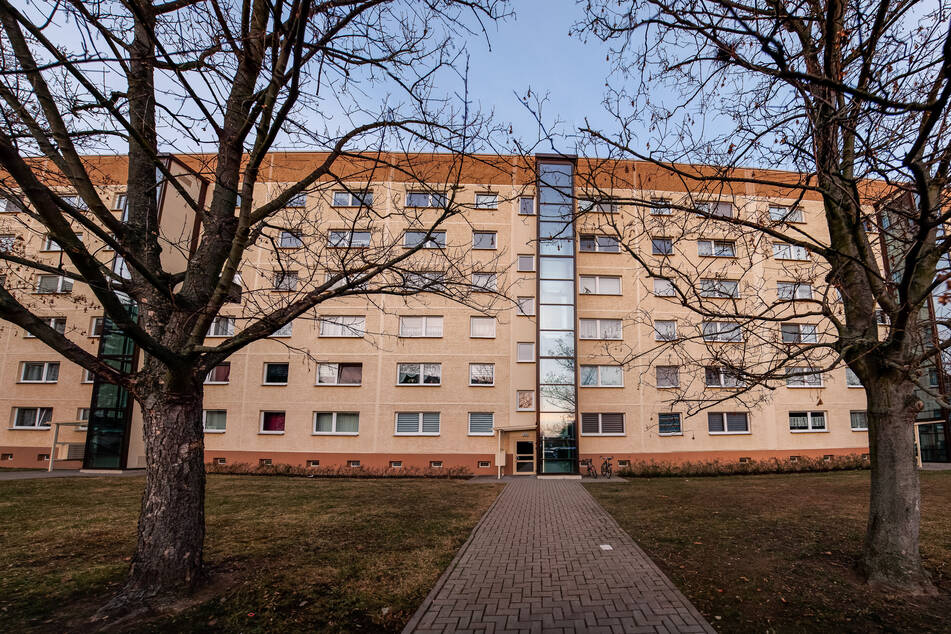 Kloster der "Kleinen Brüder": Die Wohnungen der Brüdergemeinde befinden sich in der fünften und sechsten Etage dieses Plattenbaus in Leipzig-Grünau/Schönau.