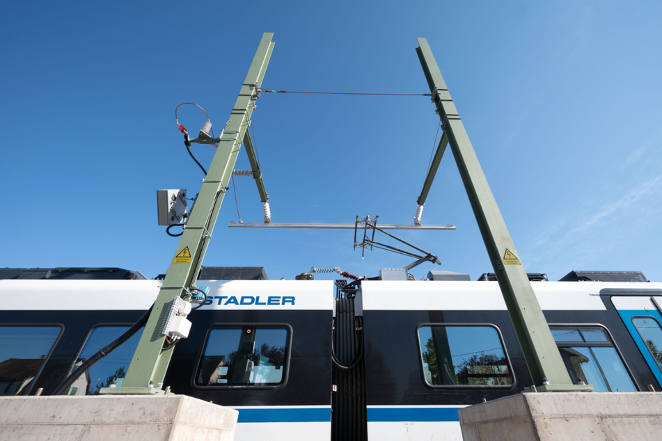 Ein elektronisch betriebener Zug wird auf einem Nebengleis des Bahnhofs Ammerbuch-Pfäffingen an einer Schnellladestation geladen.