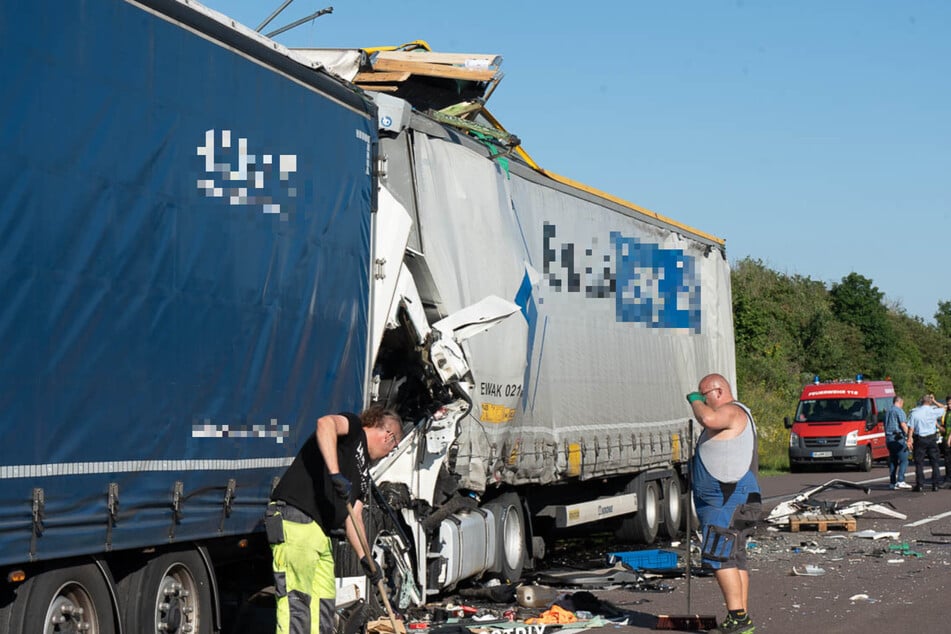 Der Lkw-Fahrer übersah die vor ihm bremsenden Laster und krachte in seinen Vordermann hinein.