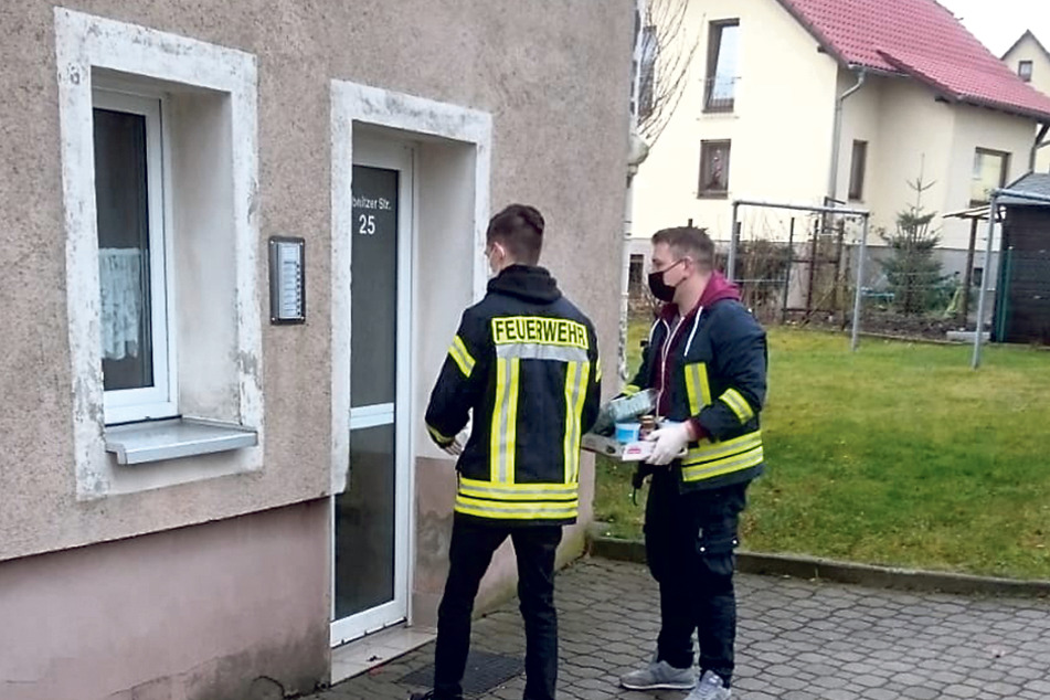 Die Feuerwehrmänner Robertl (l.) und Daniel Wenzel (29) bringen Rentnern die Einkäufe nach Hause.
