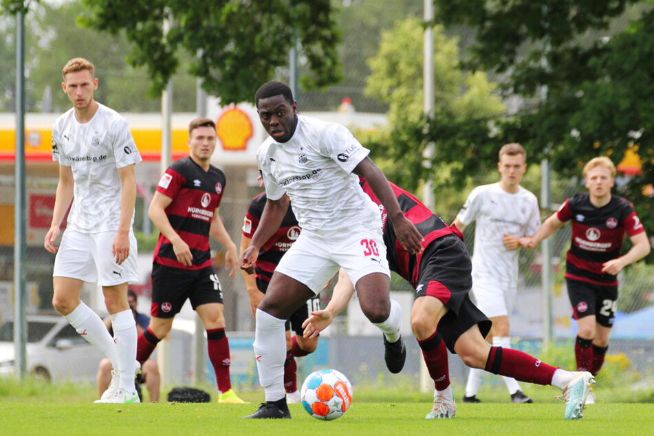 Malcolm Badu (v., am Ball), seit einer Woche beim FSV Zwickau im Probetraining, kam gegen den 1. FC Nürnberg in der ersten Halbzeit zum Einsatz.