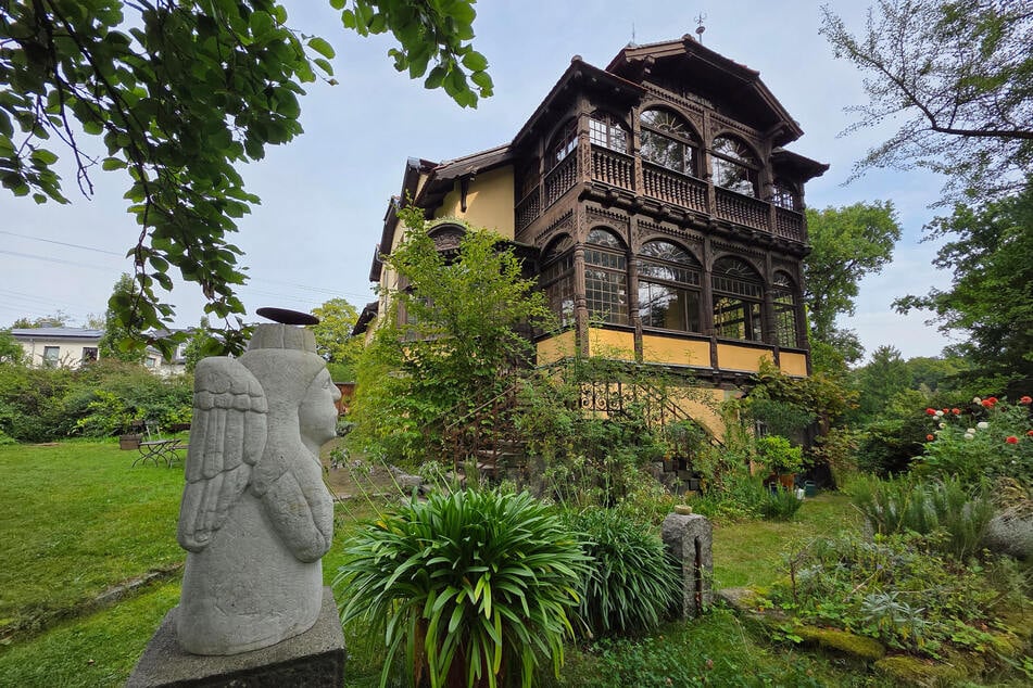 Im "Landhaus Schöneichen" selbst befindet sich ein Gemälde von 1872 und zeigt den Blick auf den Loschwitzer Elbhang.