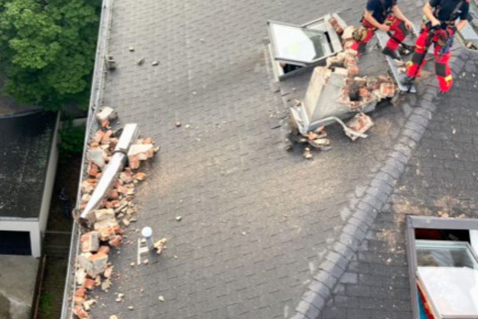 In Frankfurt-Westend wurde ein Schornstein von einem Blitz getroffen und zerstört - Spezialisten für Höhenrettung der Frankfurter Feuerwehr sicherten die Schäden nach dem Abzug des Gewitters.