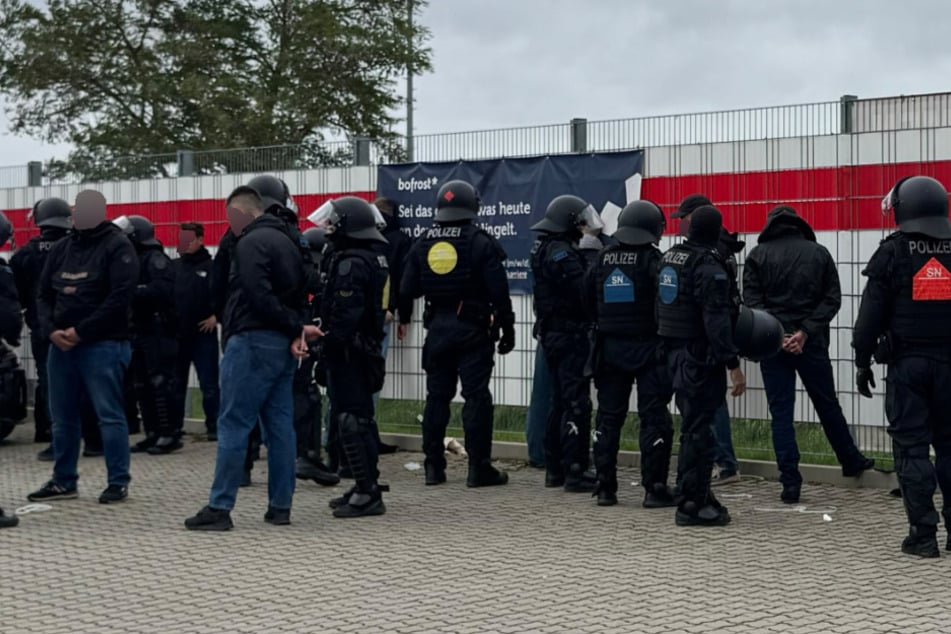 Die ersten wurden bereits vor dem Spiel festgestellt. Die Hintergründe sind derzeit noch nicht bekannt.