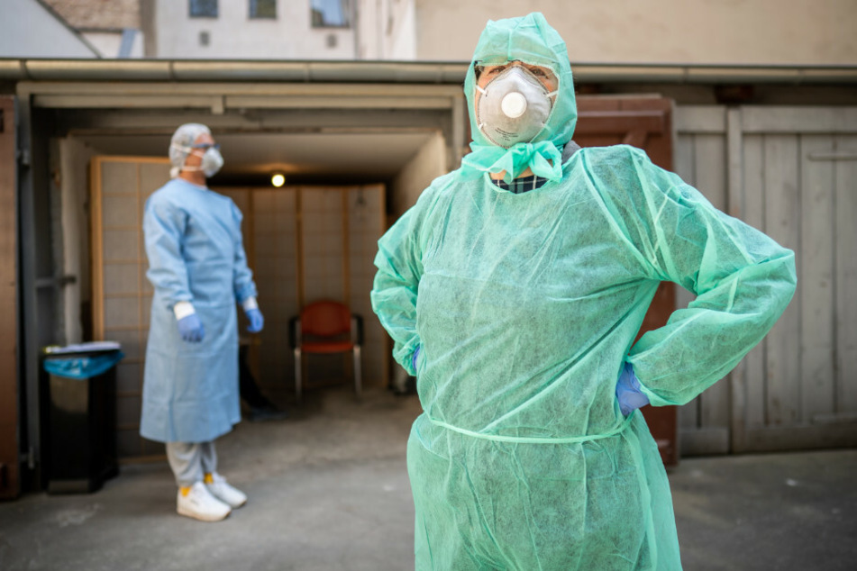Beate Krupka (r), Fachärztin für Allgemeinmedizin, und Praktikant Jose Persez warten auf Patienten, bevor sie zum Test auf das Coronavirus in einer Garage im Hinterhof der Arztpraxis in Kreuzberg Abstriche vornehmen.