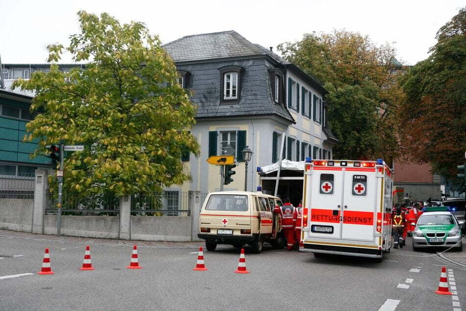 Einsatzkräfte stehen im September 2009 an der Ansbacher Schule. Dort wurden neun Schüler und ein Lehrer verletzt. (Archivbild)