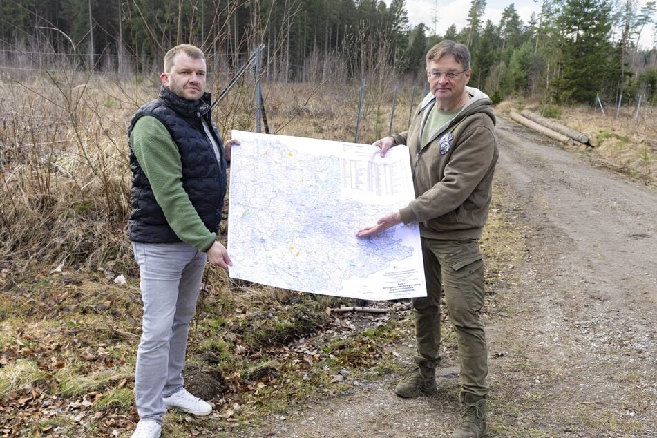 Bereits im März protestierten die Stadträte Robert Reschke (41, l.) und Holger Zastrow (57, beide Team Zastrow) gegen Windräder.