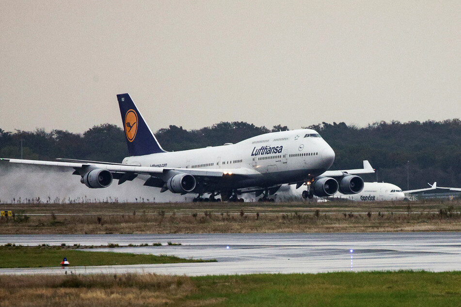 Der Lufthansa-Jumbo mit 372 Deutschen an Bord landete am späten Nachmittag sicher am Flughafen von Frankfurt am Main.