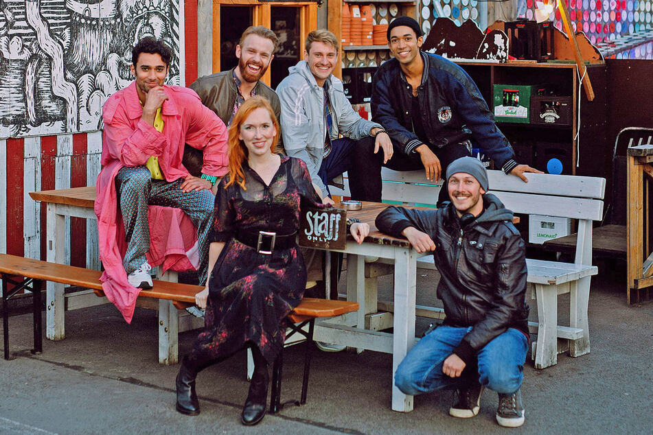 Sie sind Teil der neuen ARD-Serie "All You Need": Arash Marandi ("Levo", v.l.), Mads Hjulmand ("Tom"), Christin Nichols ("Sarina"), Frédéric Brossier ("Robbie"), Benito Bause ("Vince") und Regisseur und Drehbuchautor Benjamin Gutsche.