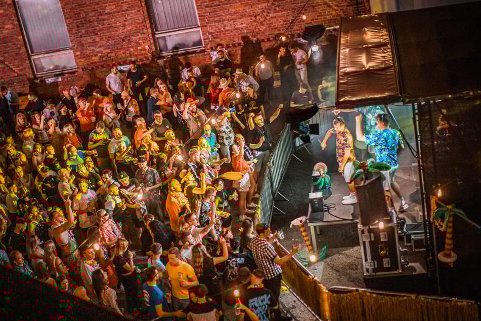 Das Open Air steigt mit erfrischenden Drinks und jeder Menge mitreißender Stimmung.