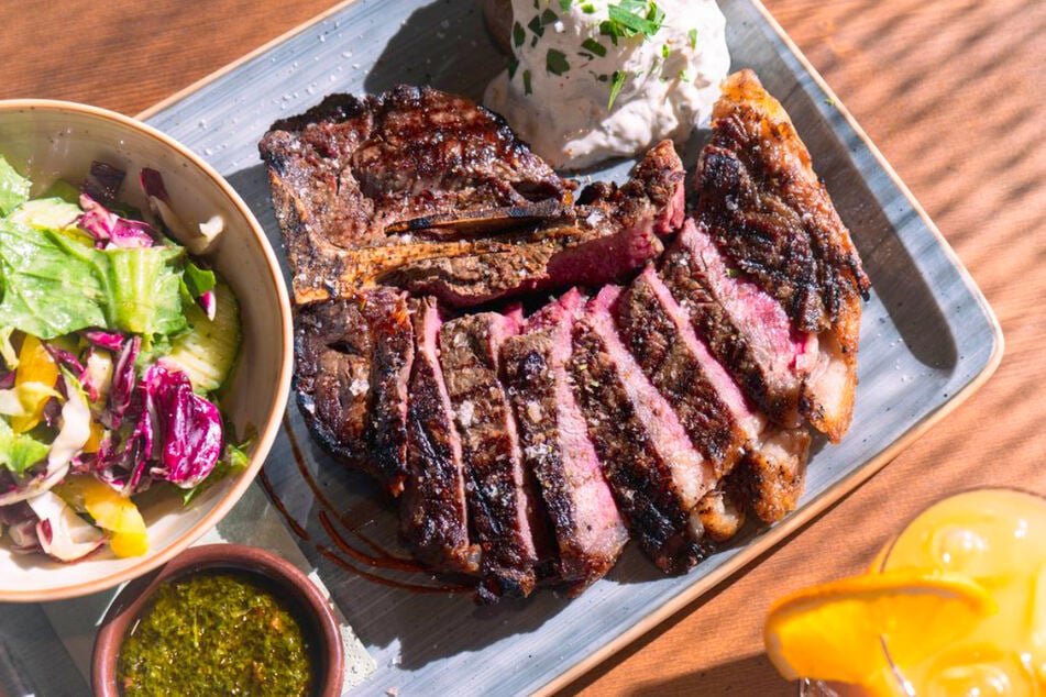 Diese Köstlichkeiten warten u. a. im Rodizio auf Euch: Dry Aged T-Bone Steak mit Salat und Chimmichurri.