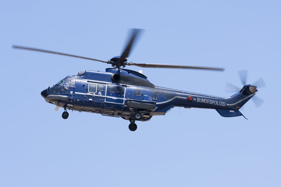 Polizisten haben am Sonntag per Hubschrauber nach drei Männern gesucht. Die Verdächtigen sollen versucht haben, einen Geldautomaten zu sprengen. (Symbolbild)