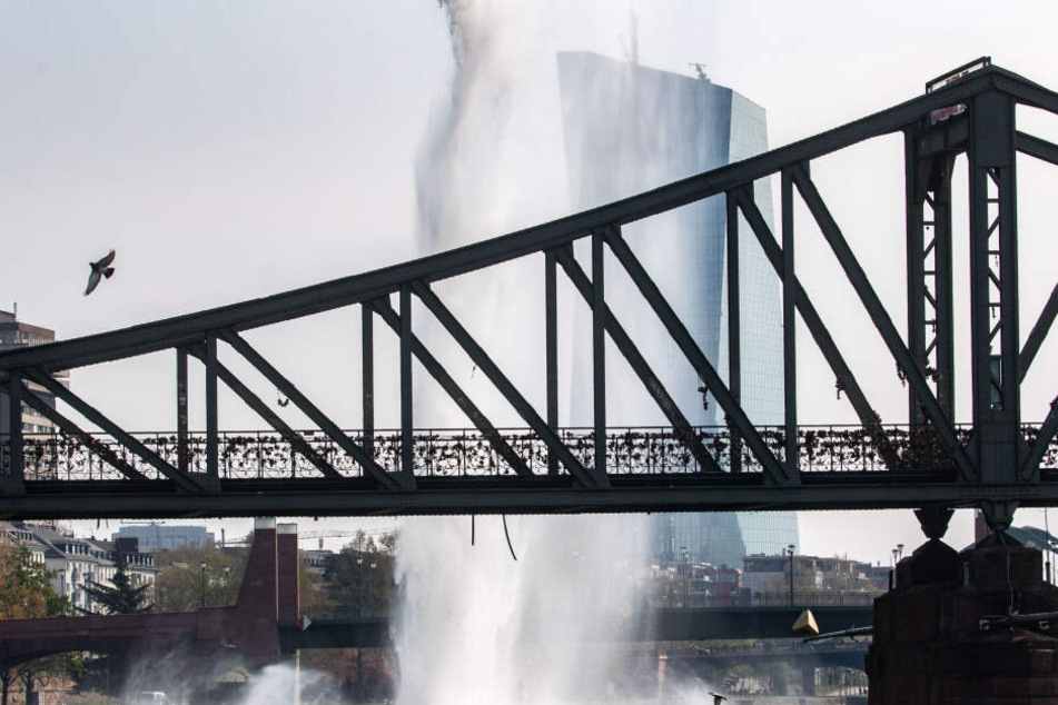 Ein lauter Knall begleitet von einer großen Wasserfontäne bedeuteten das Ende der Weltkriegsbomben-Entschärfung im Main.