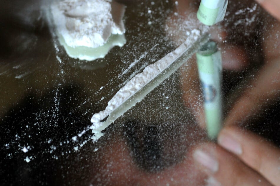 Ein junger Mann konsumiert Drogen (Symbolbild). Kokain zählt zu den harten Drogen, da es schnell und fast jeden abhängig machen kann.