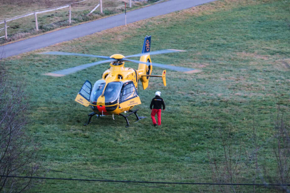 Ein Rettungshubschrauber war im Einsatz, um den Notarzt an die Unfallstelle zu bringen.