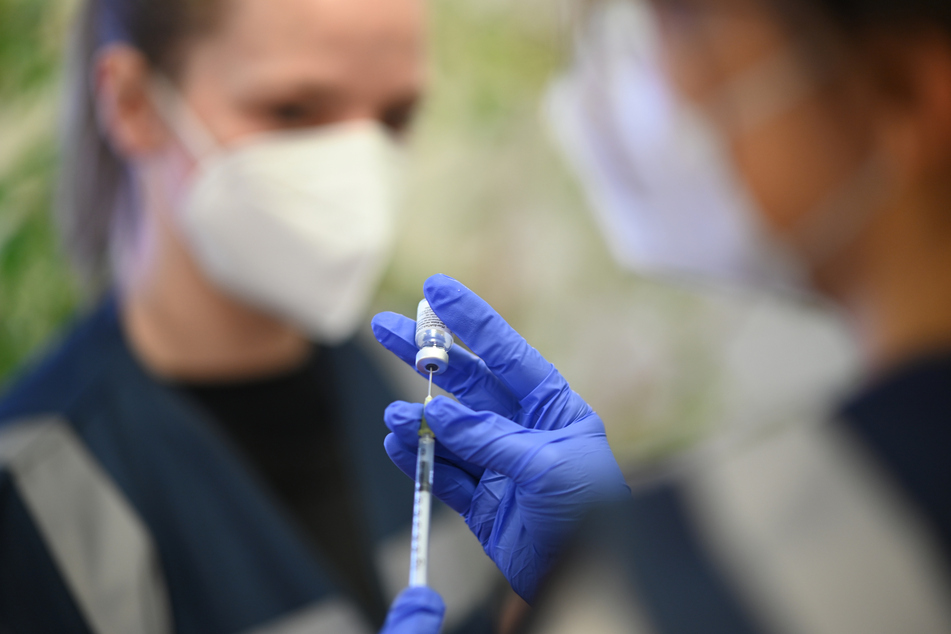 Baden-Württemberg, Straßberg: Eine Medizinstudent vom Zentralen Impfzentrum in Tübingen zieht eine Spritze mit dem Impfstoff von Pfizer-BioNTech auf.