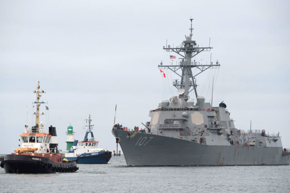 Der US-Zerstörer "Gravely" läuft in Rostock-Warnemünde ein.