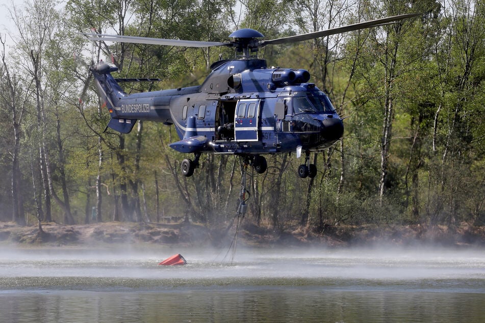 Bei der Brandbekämpfung kamen auch Hubschrauber mit Löschwasser-Außenlastbehälter zum Einsatz.